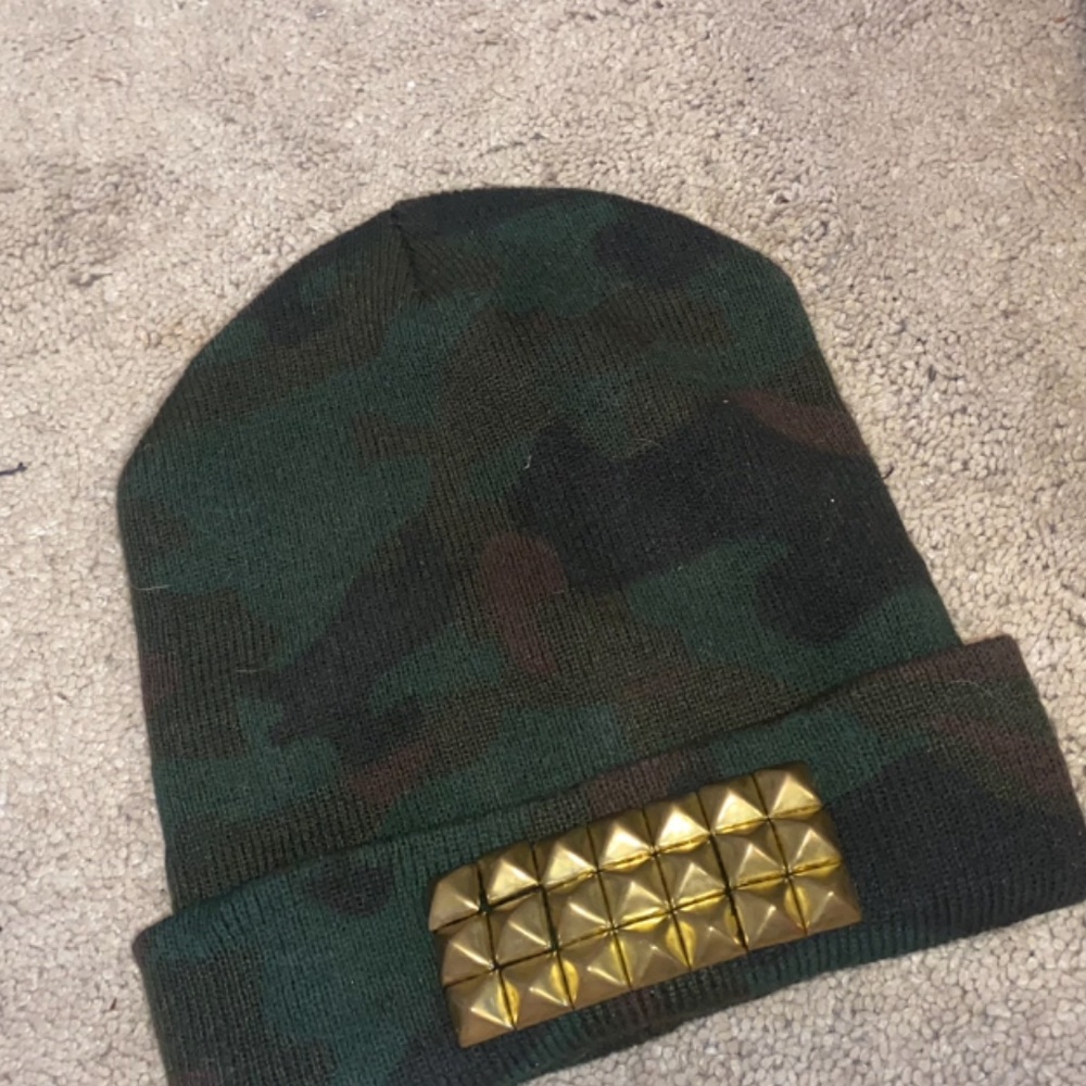 Camouflaged golden spiked beanie